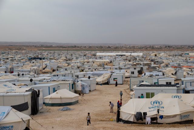 Oversiktsbilde av flyktningleir, mange hvite FN telt som ligger tett i tett. 