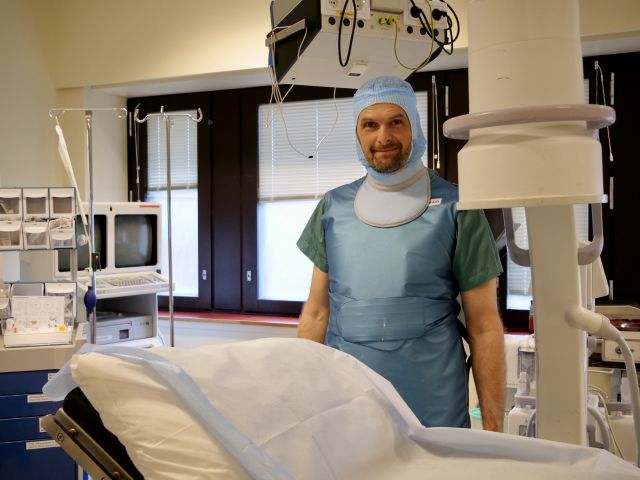 Operasjonssykepleier Sigmund Kolås i en operasjonsstue