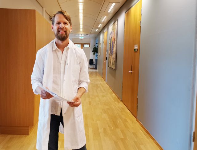 Arbeidsmedisiner Sindre Rabben Svedahl i en sykehusgang