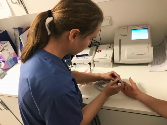Barne- og diabetessykepleier Rigmor Knutsen stikker en pasient i fingeren for å teste blodsukkeret