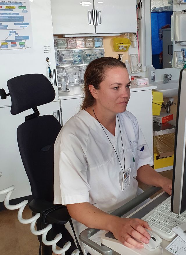 Nevrosykepleier Marie Furuholmen Raastad arbeider ved PC