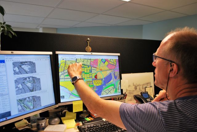 Arealplanlegger Erik Hovden bruker mye digitale kart i jobben sin. Med to skjermer kan han bruke ulike kart på samme tid. 