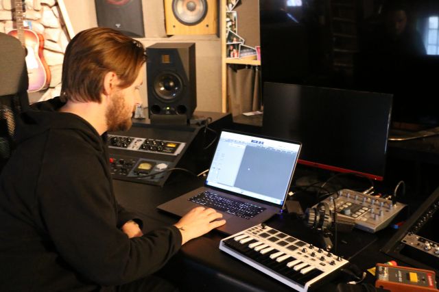 Chrisander lager musikk i studioet sitt. 