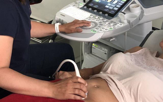 Hege Lundring undersøker en pasient med ultralyd.