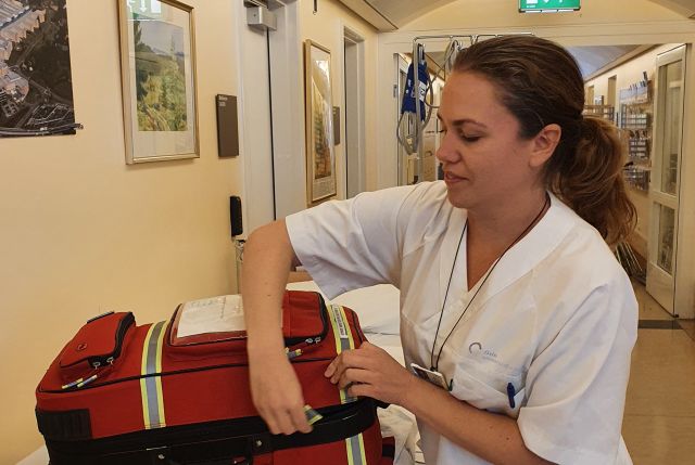 Nevrosykepleier Marie Furuholmen Raastad med utstyrsbag