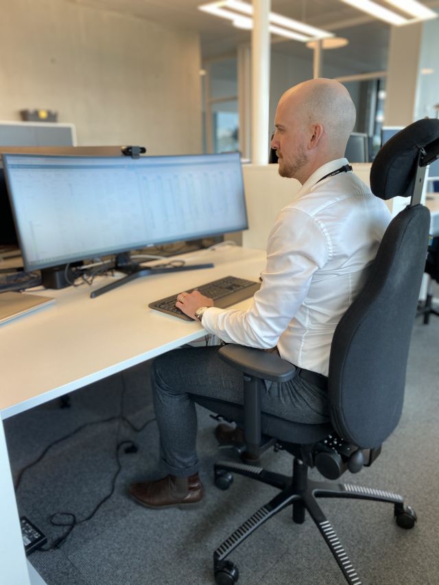 Petroleumsingeniør Kristian Solem jobber på kontoret