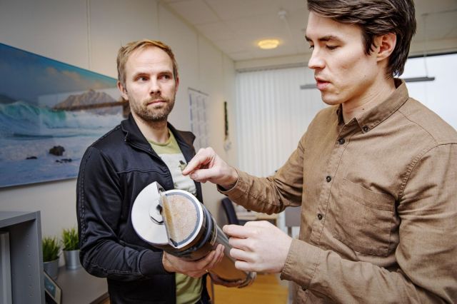 Prosessingeniør Christer Haugland og en kollega holder opp og viser en membran