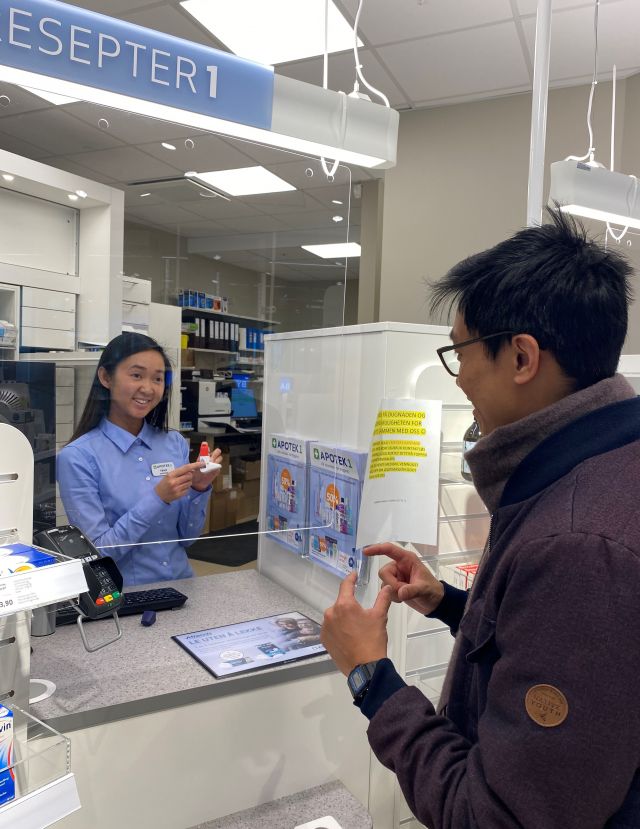 Provisorfarmasøyt Tran Nguyen hjelper kunde i apoteket