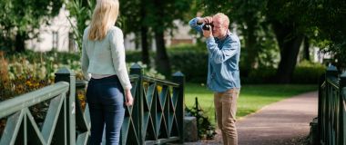 Fotojournalist tar bilde av en kvinne på en bro