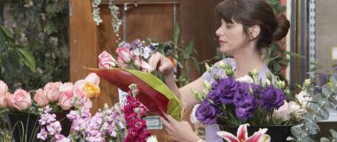 Blomsterdekoratør velger ut blomster