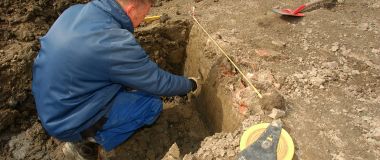 Arkeolog grev etter gamle boplasser i leire. Han bruker både lita skei og stor spade