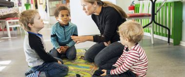 Barnevernspedagog snakker med barn.