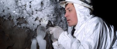 Forsker studerer isformasjon i en hule