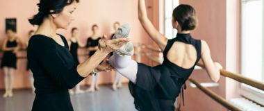 Koreograf instruerer ballettdanser