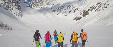 En gruppe mennesker ledes av en reiseleder på skitur i Lyngen, Troms.