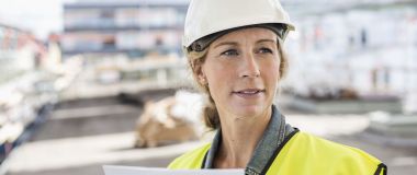 Illustrasjonsbilde av kvinne i arbeid på en byggeplass. 
