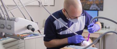 Tannlege gir behandling til pasient.
