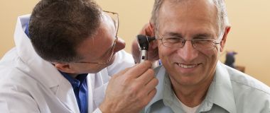 Lege kikker i øret på en pasient