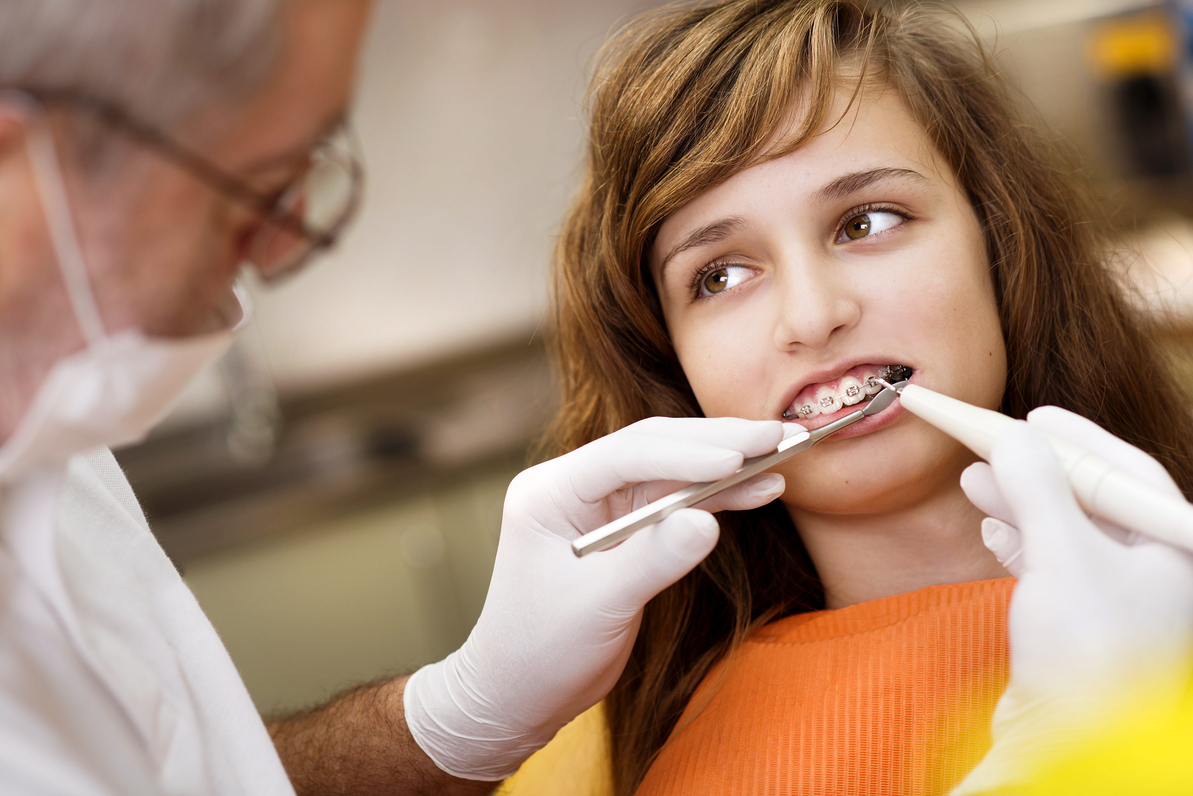 Врач ортодонт что это. Стоматолог ортодонт. Стоматология брекеты. Ортодонтия в стоматологии. Девушка с брекетами у стоматолога.