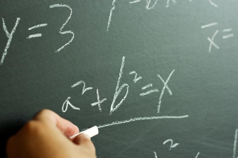 Tavle med krittskrift som viser algebra
